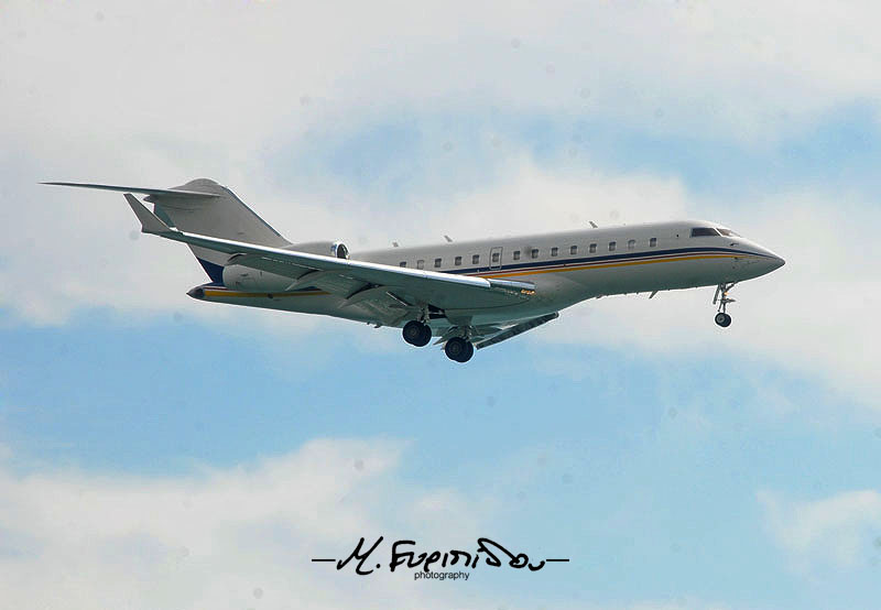 16-10-2011 airplane landing at Larnaca airport